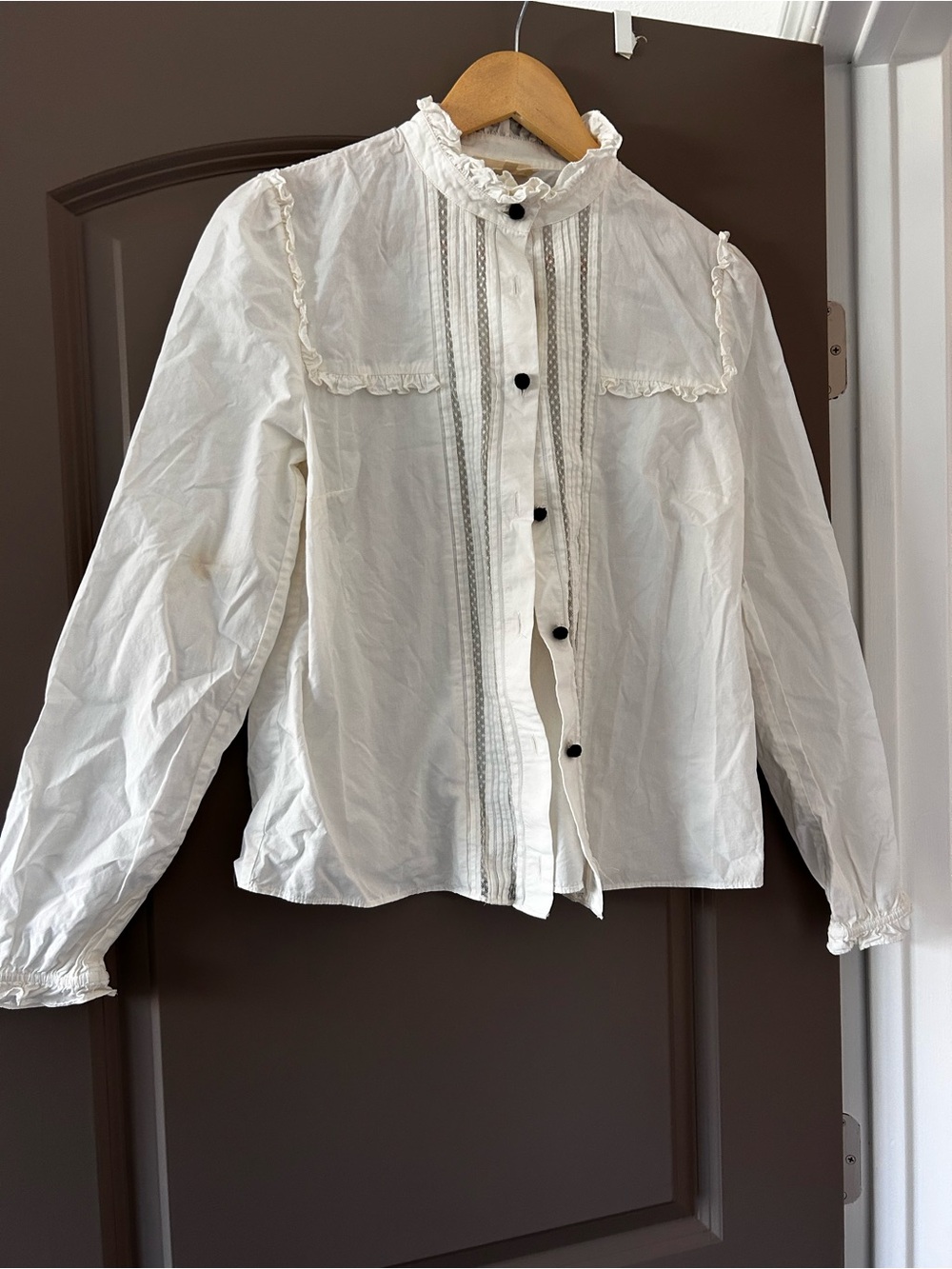 Sézane- Sezane shirt, lace details, covered buttons, frill cuffs and collar.